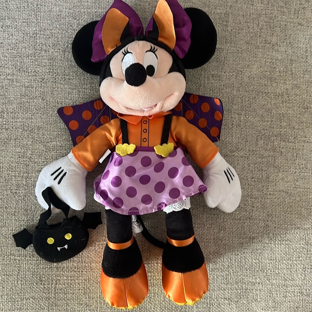 Collectible Halloween Minnie Plus - Bat